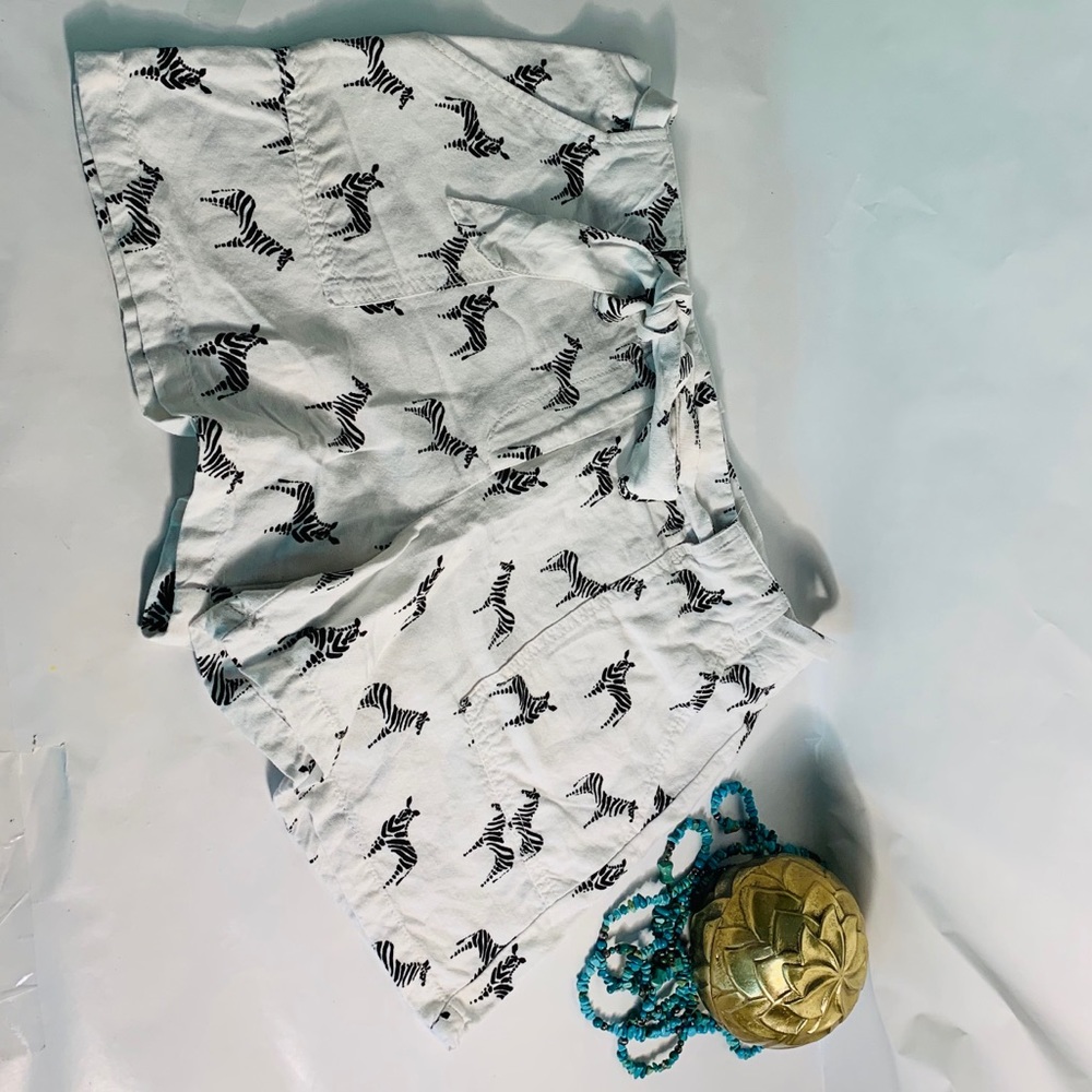 The Loft Linen Shorts - Picture 2 of 7
